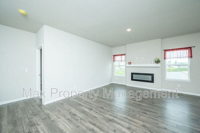 Building Photo - 425 SE Willow Run Ln