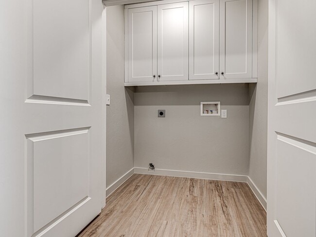 Building Photo - Newer home in the heart of OKC + 5 bedroom...