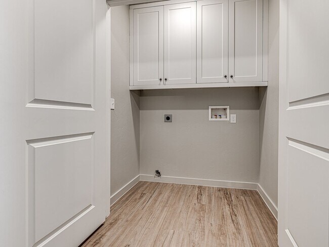 Building Photo - Newer home in the heart of OKC + 5 bedrooms + 5 bathrooms + 2 car garage