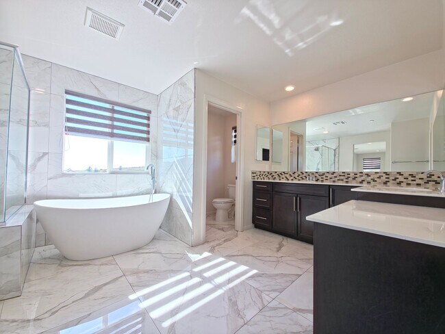 Building Photo - MOVE-IN READY 5+4 in Simi w/mountain views...