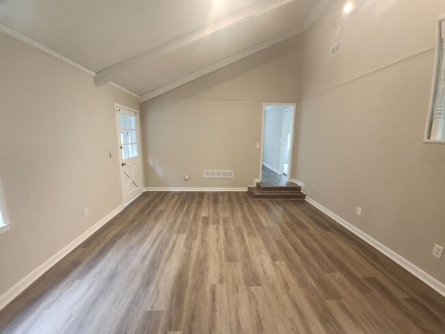 Building Photo - Spacious 5-Bedroom Home in Stone Mountain!
