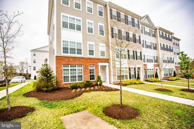 Building Photo - 3005 Chesapeake Dr