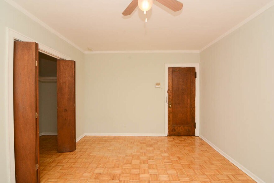 Building Photo - 742 W Belmont Ave