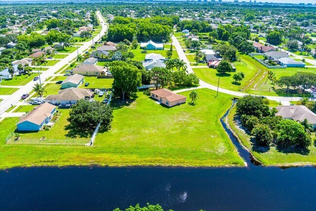 Building Photo - 2175 SE Heathwood Cir