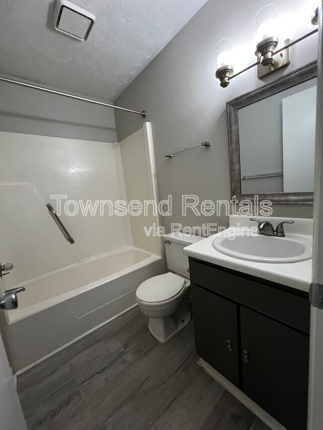 Building Photo - 5866 Century Oaks Dr