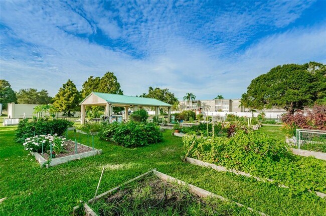 Building Photo - 253 Park Cir S