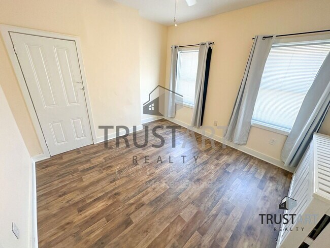 Building Photo - 2834 E Venango St