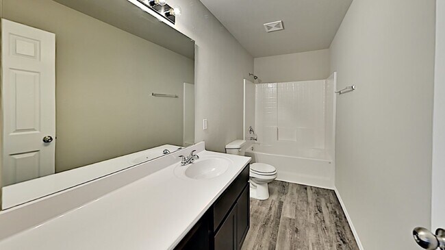 Building Photo - Very Nice 3 Bedroom 2 Bath Home in Yukon Schools