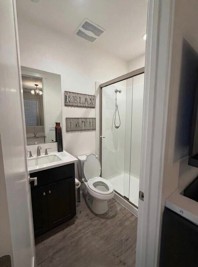 Building Photo - Luxury 4BR Home with Dual Side Yards, Putt...