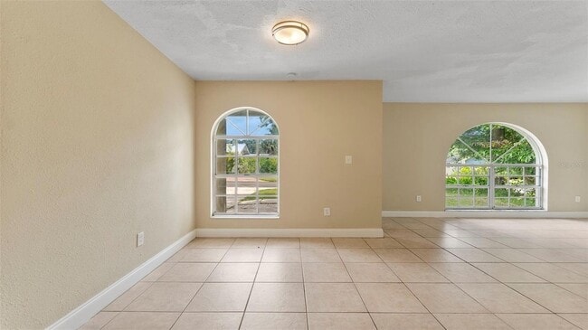 Building Photo - 309 W South Ave