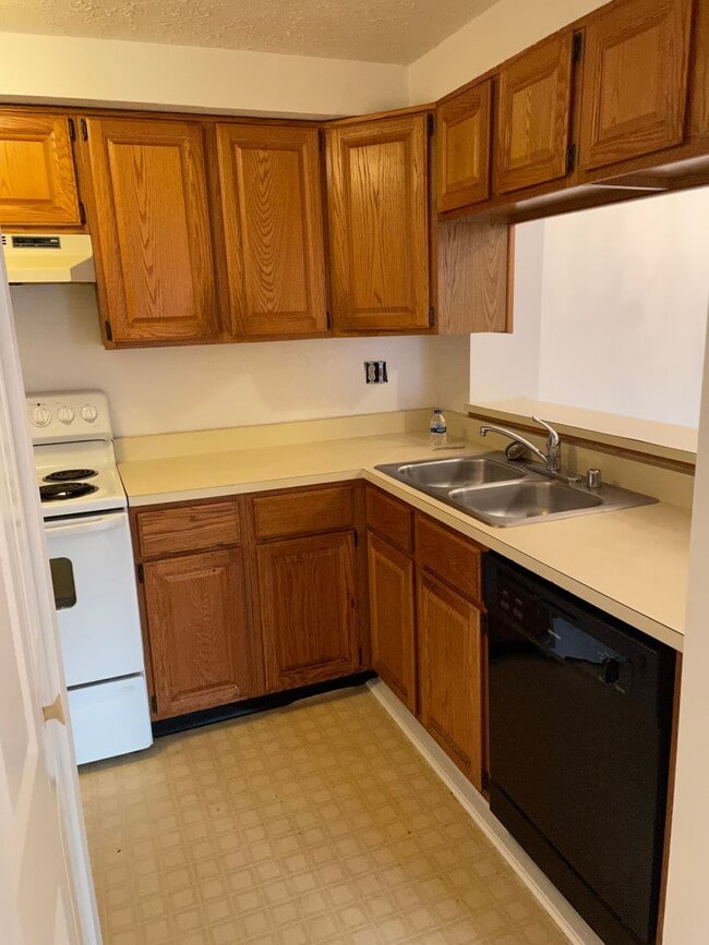 Building Photo - ABINGDON - LAURAL WOODS CONDO