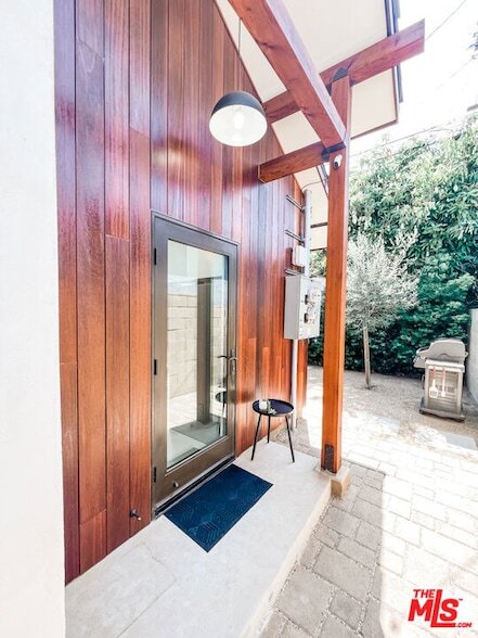 Building Photo - 3836 1/2 Seneca Avenue Unit