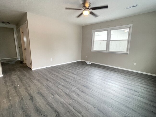 Building Photo - 2043 S Sagamont Ave