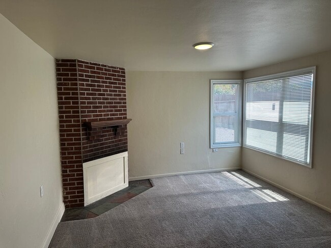 Building Photo - Large 4 bedroom 2 bath house in a great ne...