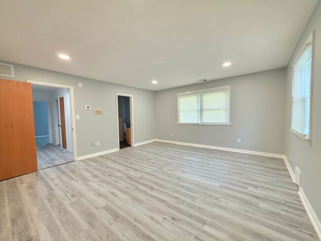 Building Photo - 8241 Robin Hood Dr