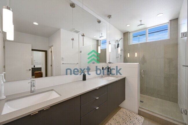 Building Photo - Spacious 3-Bedroom Townhouse in Seattle's Vibrant Heart – 2 Full Baths & 1508 Sq Ft of Comfort!