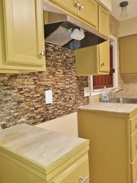 Building Photo - 12116 Hoblitzelle Dr