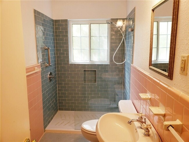 Building Photo - 585 Classen Dr