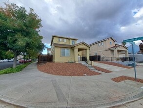 Building Photo - Expansive 3 bedroom/2.5 Bath Home in Corde...