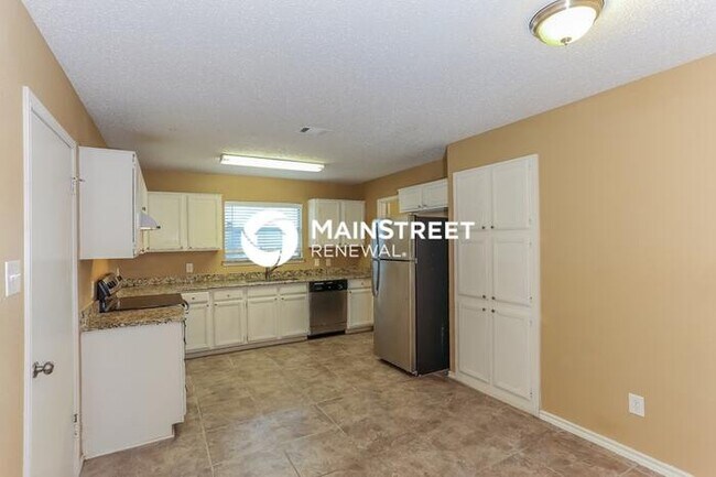 Building Photo - 4 Bedroom Pet-Friendly Home in Arlington, TX with Main Street Renewal
