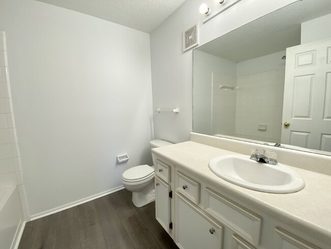 Building Photo - Spacious, One Bedroom Apartment W/ a Balcony!