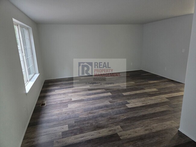 Building Photo - Check Out This Completely Remolded 3 Bedroom, 2.5 Bath Townhome!