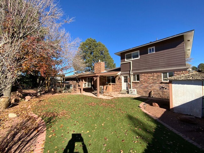 Building Photo - 5 Bedroom Home Available Near Wyoming Blvd NE & Comanche Rd NE!