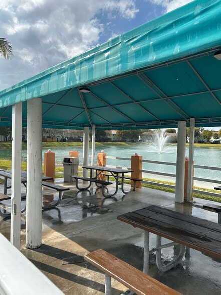 Building Photo - 2637 SE 16th Ter