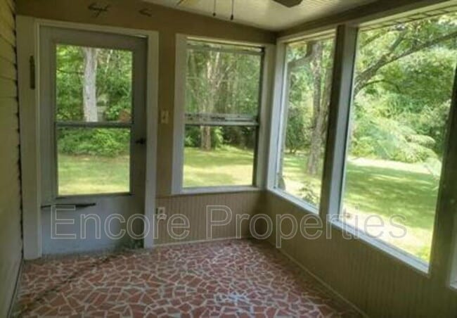 Building Photo - 1916 S Main St