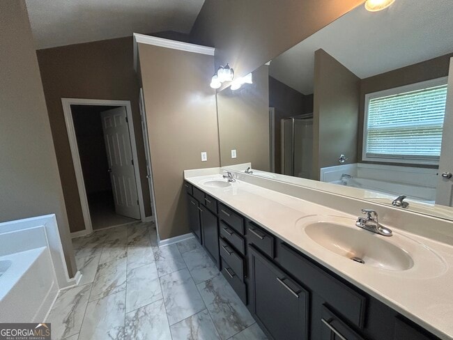 Building Photo - 2405 Village Green Dr
