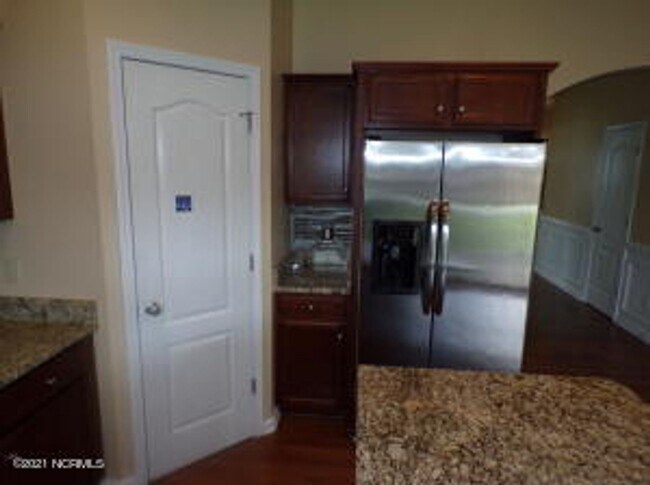 Building Photo - 4 Bedroom 2.5 Bathroom home located in Carolina Subdivision