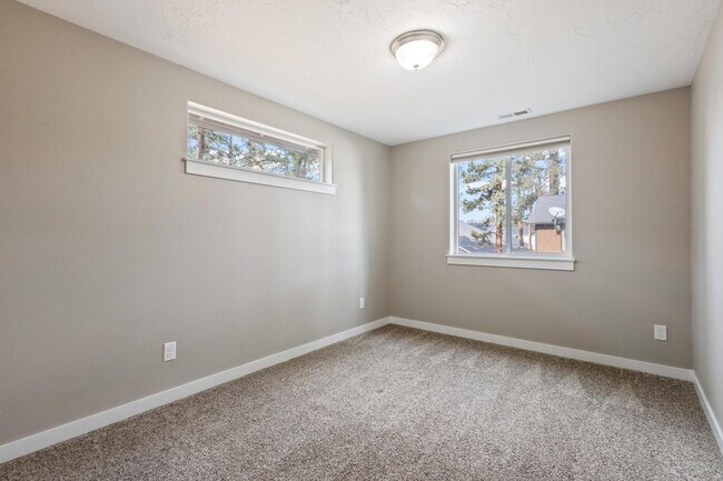 Building Photo - Modern 3 BR home on beautiful wooded lot in Sisters