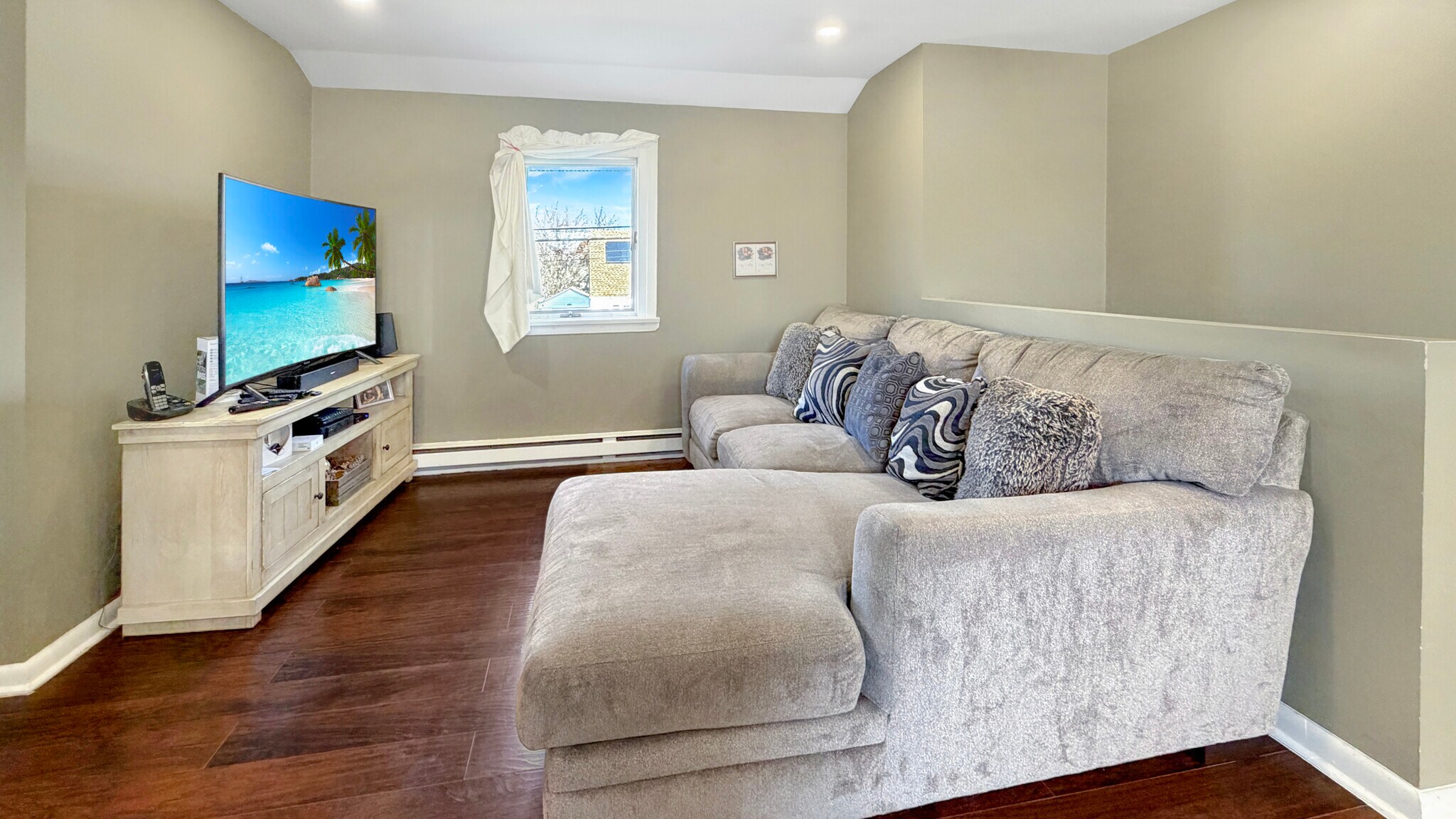 Building Photo - 154 Charlton Ave