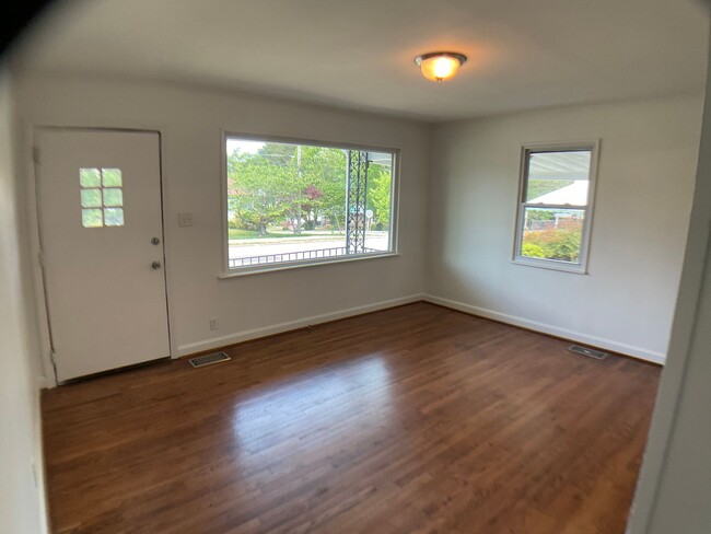 Building Photo - Adorable Bungalow Next to Downtown Raleigh!