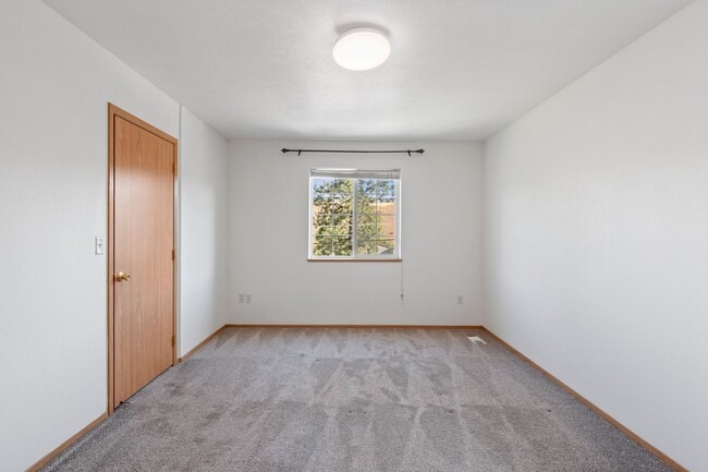 Building Photo - Downtown / Peaceful Valley 2 Bed 2 Bath ho...