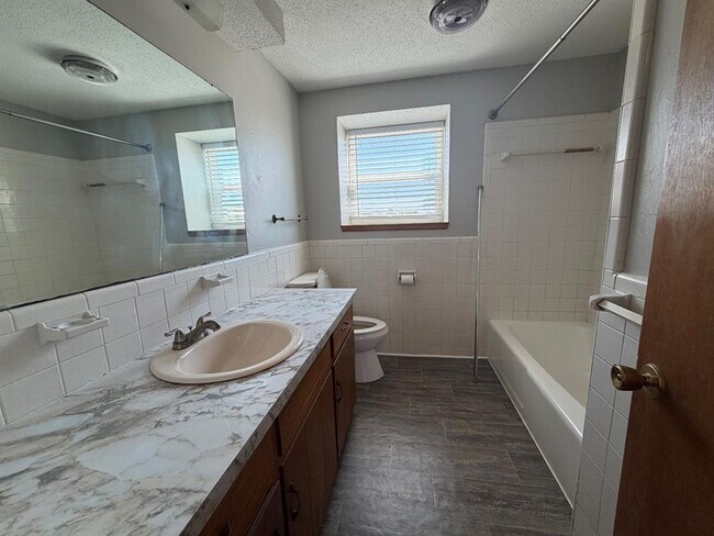 Building Photo - 2616 Elwood Dr