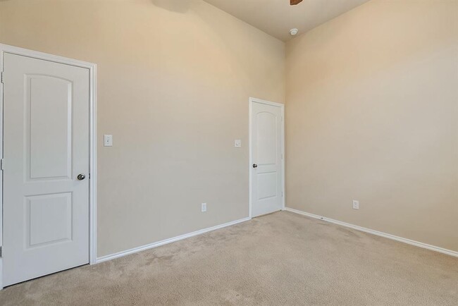 Building Photo - 5615 Stoneridge Ct