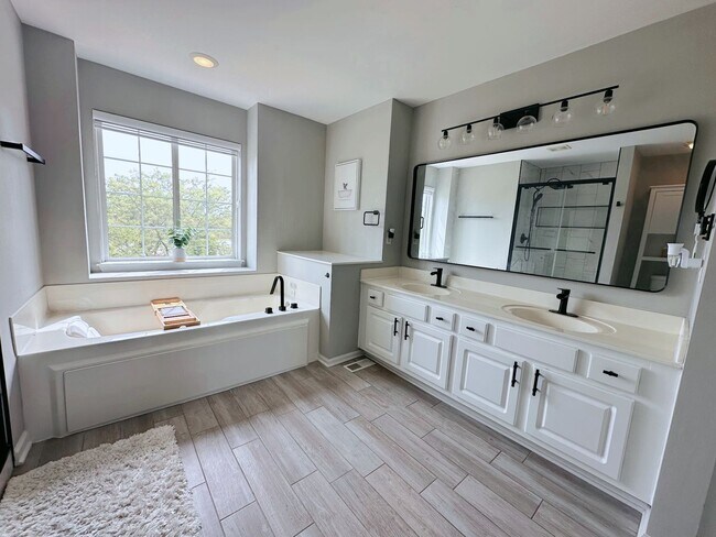 Building Photo - Updated 5 bedroom Kenosha home