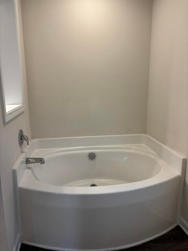 Building Photo - 335 Niblick Dr