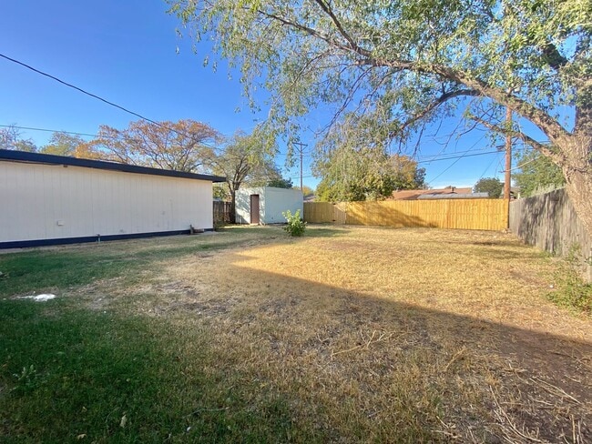 Building Photo - Newly remodeled 3/2 home now available