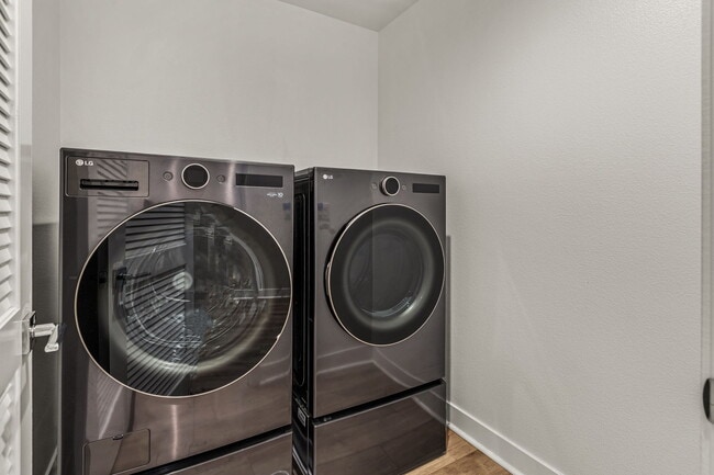 Building Photo - 7631 University Ave