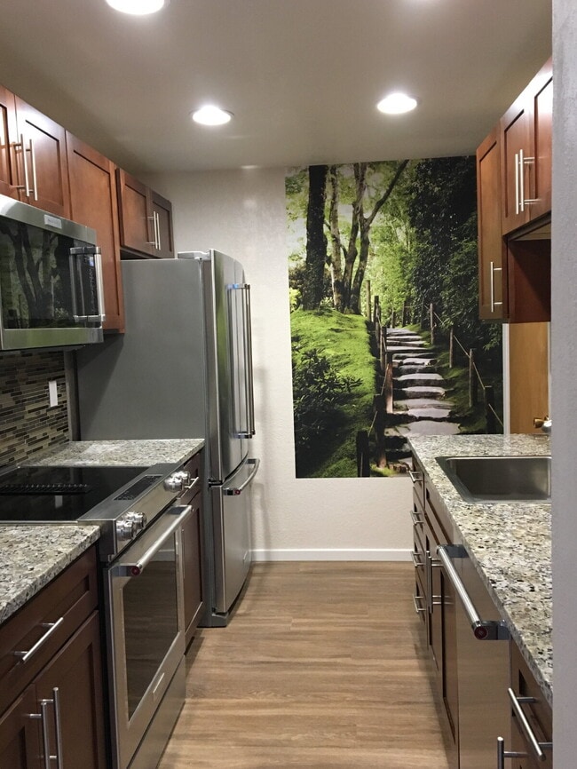Building Photo - Charming 2-Bed, 2-Bath Condo in Des Moines, Walking Distance to the Marina!!!