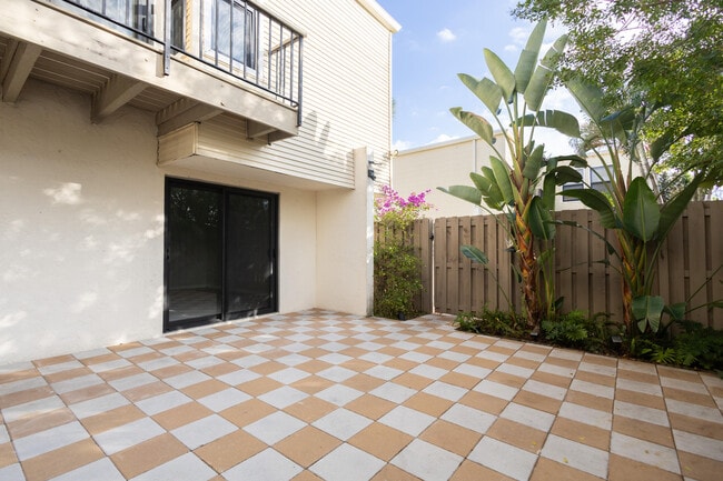 Primary Photo - 1640 Shaker Cir