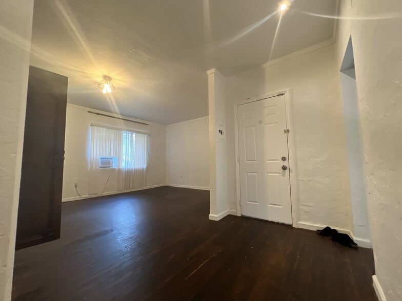 Building Photo - 100 NE 43rd St