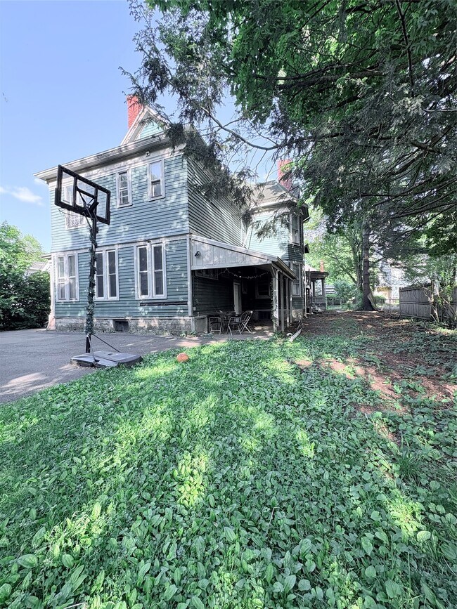 Building Photo - 171 Chapin St