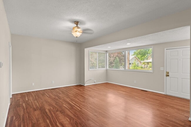 Building Photo - 4bed/2 bath Portland Charmer