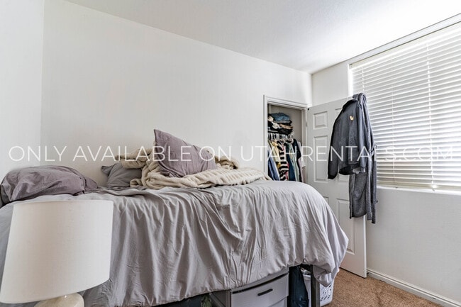 Building Photo - 898 E 700 N