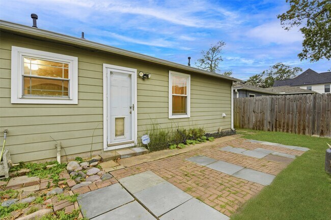 Building Photo - 1814 Chantilly Ln