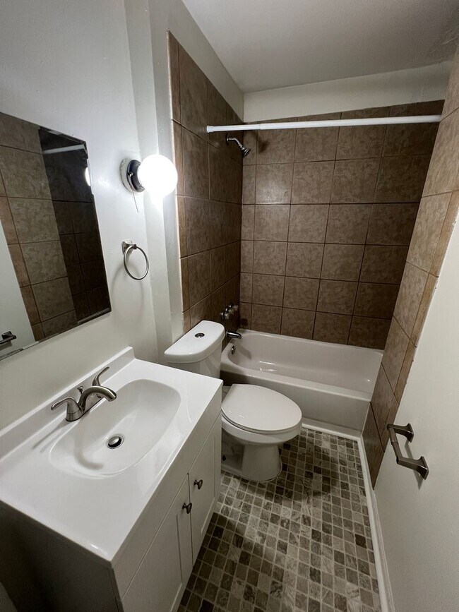 Building Photo - 808-810-810 Reinhard Ave