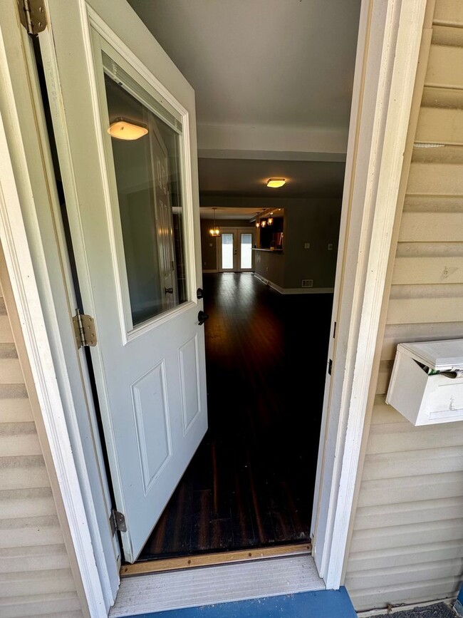 Building Photo - Open Concept 3 Bed 1.5 Bath in Swissville!